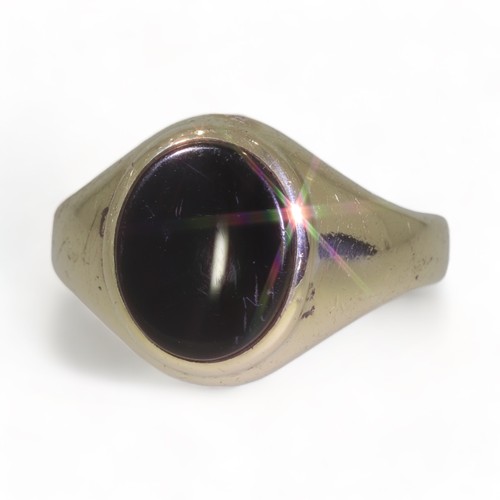 16 - 9ct Gold Signet Ring 
The onyx measures approx. 11.5 x 9.5mm
Weighing overall approx. 11.72 Grams 
F... 