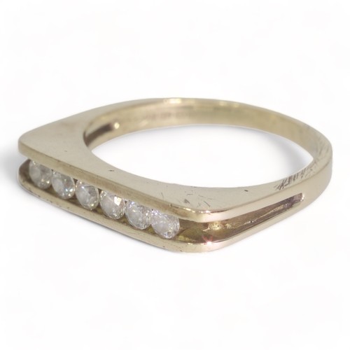 100 - 9ct Gold Hallmarked ring with CZ's 3.21g Size O1/2