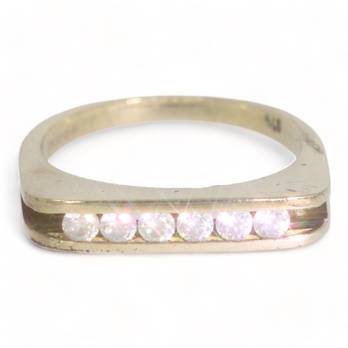 100 - 9ct Gold Hallmarked ring with CZ's 3.21g Size O1/2