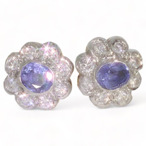 144 - A pair of round sapphire and diamond cluster stud earrings
2 stones, Oval cut
Colour: blue. (assesse... 