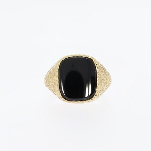 241 - 9ct yellow gold onyx signet ring 5.2 grams size T