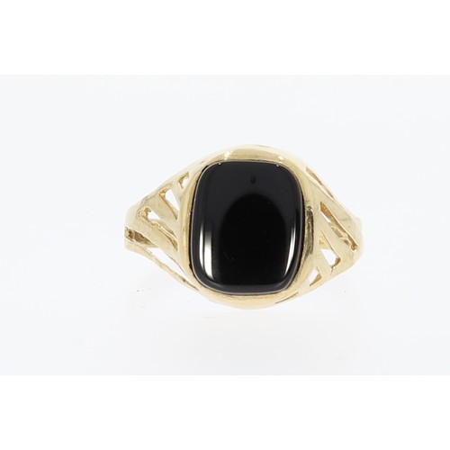 242 - 9ct British hallmarked  gold onyx signet ring 2.9 grams size U