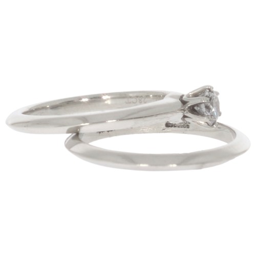 290 - TIFFANY - Platinum diamond single-stone and matching wedding ring. Set with brilliant cut diamonds o... 