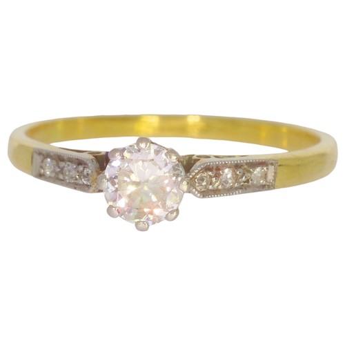 121 - Antique diamond single-stone ring with diamond shoulders. Set with a old European cut diamond of 0.3... 