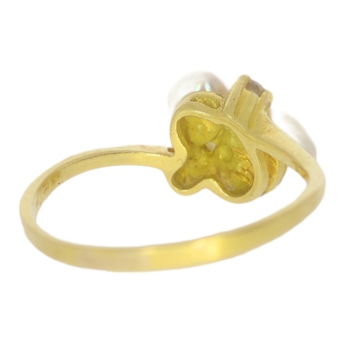 39 - 18ct Yellow Gold DIA and Pearl ring.
Size K