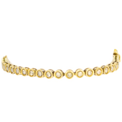 17 - 18ct gold diamond tennis bracelet. Set with brilliant cut diamonds of 2.00ct calculated weight, asse... 