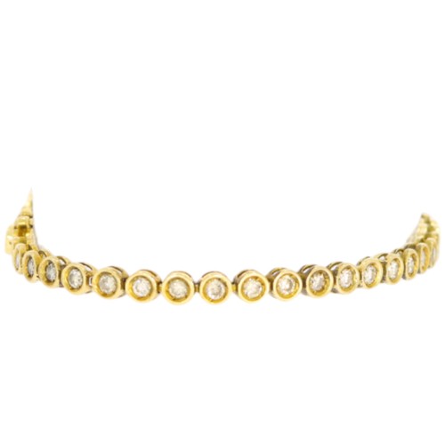 17 - 18ct gold diamond tennis bracelet. Set with brilliant cut diamonds of 2.00ct calculated weight, asse... 