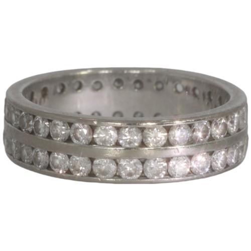 121 - An 18ct white gold diamond full eternity ring. Set with brilliant cut diamonds of 3.08ct total calcu... 