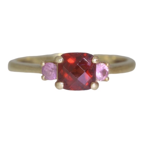 165 - 9ct gold garnet and pink sapphire and three stone ring. Set with a chequer cut garnet and pink sapph... 