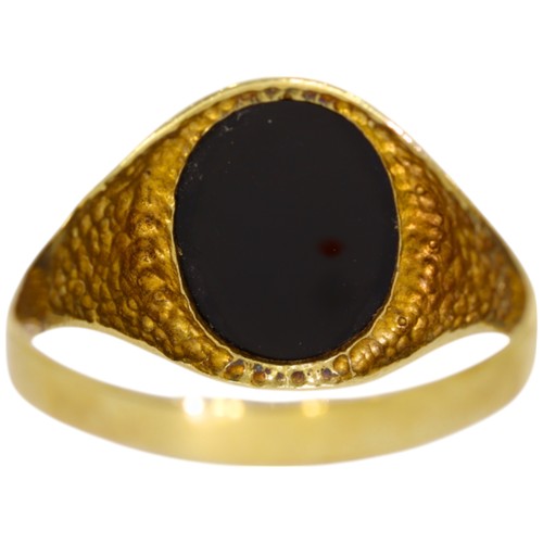 200 - 9ct Yellow Gold Onyx Ring Finger Size U Weight 2.4 Grams