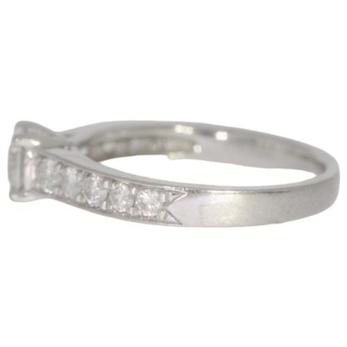 277 - Platinum diamond single-stone ring with diamond shoulders. Set with a principle brilliant cut diamon... 