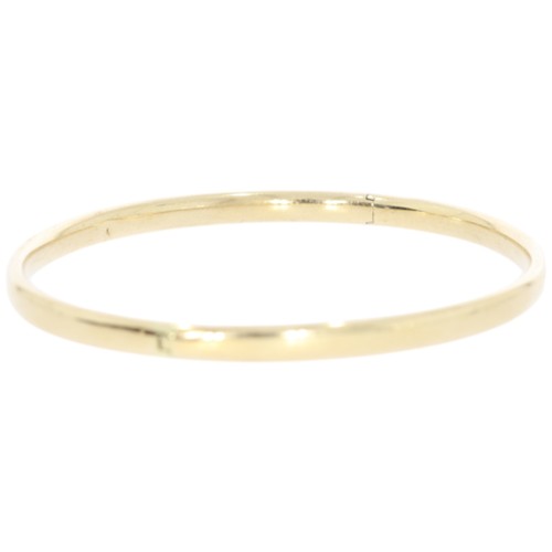 198 - 9ct yellow gold hollow hinged bangle. 7cm wide. 6.20g.