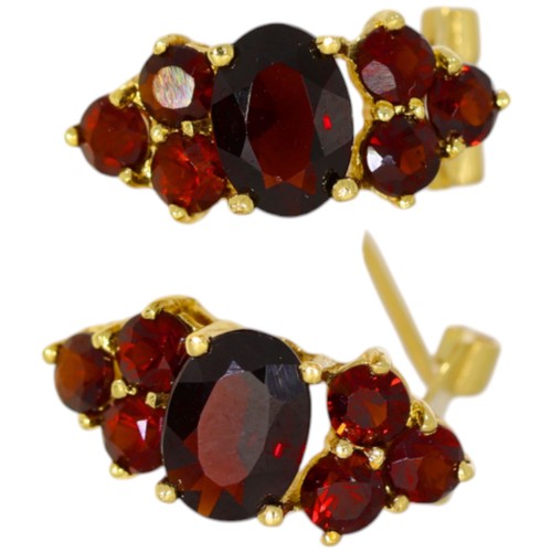 295 - 18ct yellow gold and garnet earrings 3.9 Grams