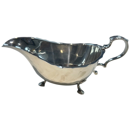 A vintage Elizabeth II sterling silver sauce boat of traditional "Georgian Revival" form, featuring a cusped rim and an elegant C-scroll handle, raised on three stepped hoof feet. Fully hallmarked to the body for Birmingham, 1969, by the esteemed manufacturing silversmiths J. B. Chatterley & Sons Ltd.

Maker: J. B. Chatterley & Sons Ltd

Origin: Birmingham, England

Material: Sterling Silver (.925)

Period: Vintage / Mid-20th Century (1969)

Dimensions: 14.7cm (L) x 6.7cm (W) x 7.1cm (H)

Weight: 70 grams

Condition: Excellent; hallmarks are crisp and unworn; no personal engravings or repairs.

Auctioneer's Note: A fine example of late-period Chatterley production. The unengraved well and high silver market of 2026 make this an attractive dual-asset for both collectors and investors.