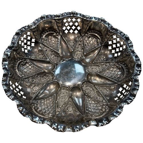 255 - A fine late Victorian sterling silver sweetmeat dish by William Devenport, hallmarked Birmingham, 18... 