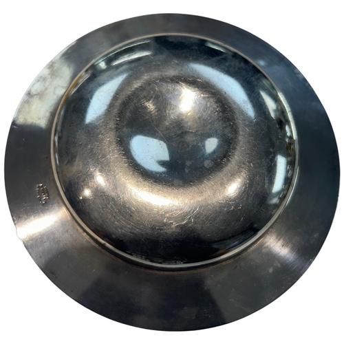 258 - An Elizabeth II sterling silver presentation dish of substantial gauge and circular form. The piece ... 