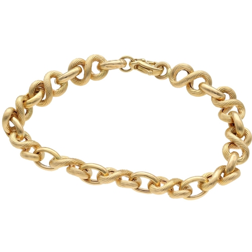 227 - A contemporary 18ct yellow gold fancy link bracelet of Italian manufacture. The design features alte... 