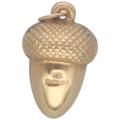 26 - A 9ct yellow gold acorn charm. Weighing 0.9g.