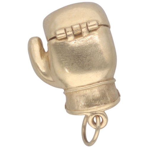 27 - A 9ct yellow gold boxing glove pendant that opens. Weighing 10.27g.