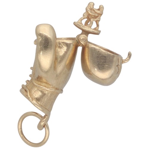 27 - A 9ct yellow gold boxing glove pendant that opens. Weighing 10.27g.