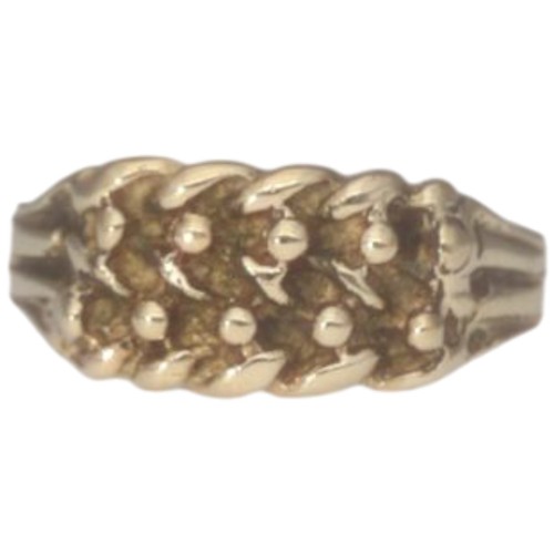 35 - A 9ct yellow gold keeper ring charm. Weighing 1.04g.