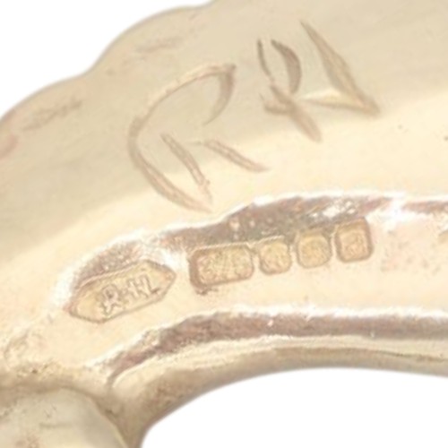 45 - A 9ct yellow gold horse head charm. Weighing 4.7g.