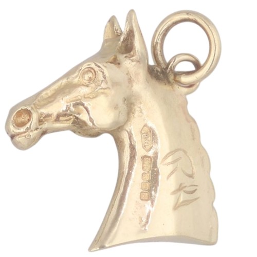 45 - A 9ct yellow gold horse head charm. Weighing 4.7g.
