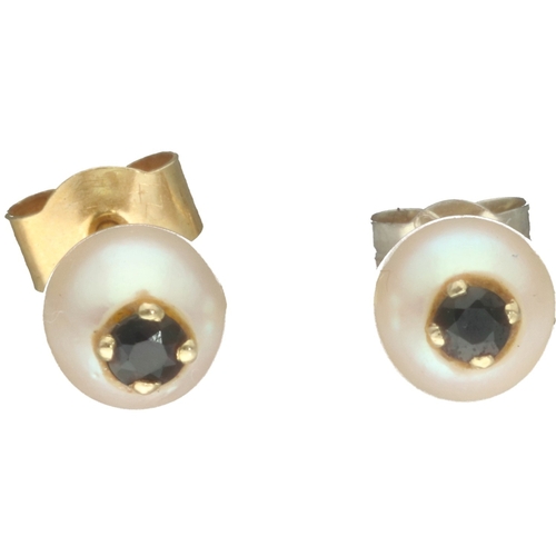 22 - 18ct yellow gold cultured pearl and sapphire stud earrings. Weight 1.5 grams.