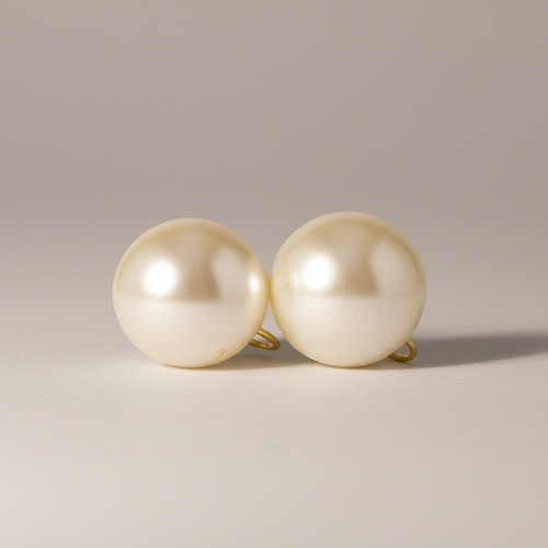 25 - 9ct yellow gold Lotus large pearl earrings.
Weight 4.4 Grams