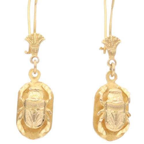 18 - 18ct gold Egyptian scarab beetle drop earrings

Pair of 18ct yellow gold drop earrings, each featuri... 