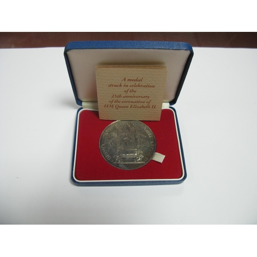 425 - A Royal Mint Silver Medallion to Celebrate The 25th Anniversary of The Coronation of HM Queen Elizab... 