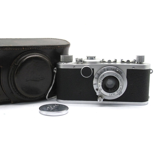 889 - Leica I NR 560565 1928 Chrome Body with Black Cackle Finish, with Elmar f=5cm 1:3.5 lens, in a leath... 