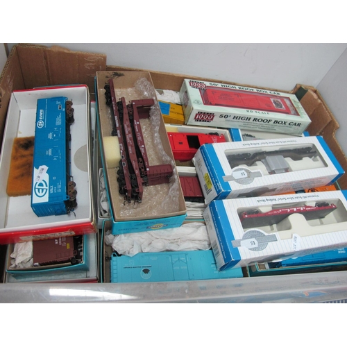 250 - Twenty Four Items of 'HO' Gauge U.S.A Outline Rolling Stock, box vans, gondola's well wagon plus tra... 