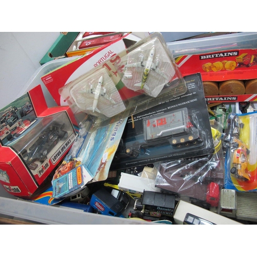 251 - A Plastic Box of Modern Diecast, etc, lorries/cars, etc, playworn to very good.