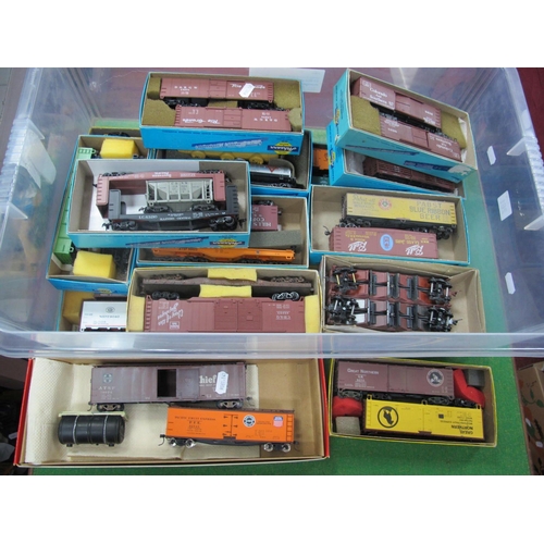 261 - Twenty Boxes of Two Items Each (Forty Items in Total) of 'HO' Gauge U.S.A Outline Rolling Stock, tan... 