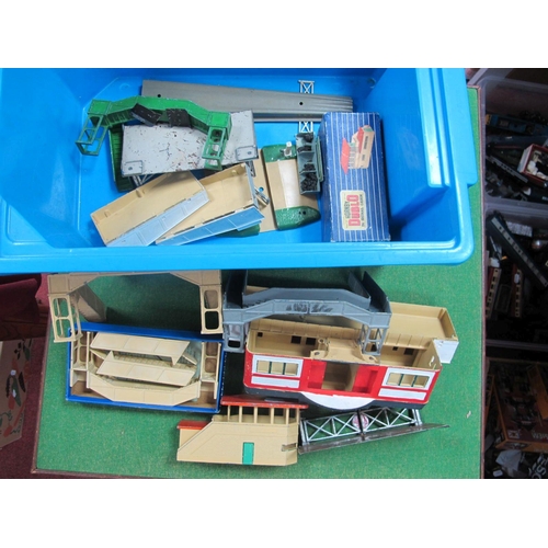 268 - A quantity of Hornby Dublo D1 Items, through station, signal box's, footbridge's etc, playworn (8)