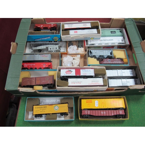 273 - Twenty Four Items of 'HO' Gauge U.S.A Outline Rolling Stock, box vans, hopper, log carrier etc; all ... 