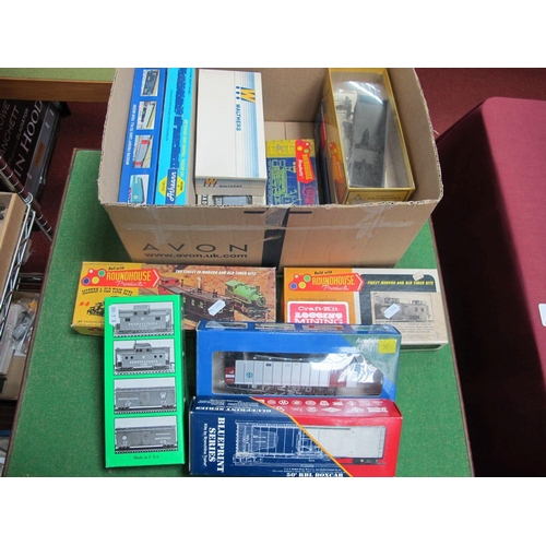 302 - Sixteen 'HO' Gauge Boxed Kits of U.S.A Outline Rolling Stock, various liveries by Athearn, Bowser et... 