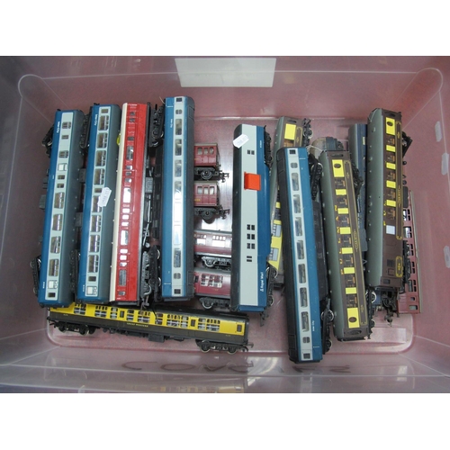 432 - Eighteen 'OO' Gauge/4mm Unboxed Passenger Coaches, includes three Wrenn 