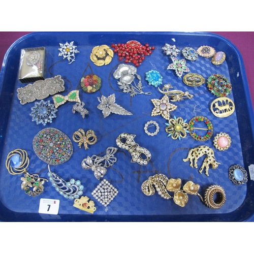 7 - A Mixed Lot of Assorted Costume Brooches :- One Tray