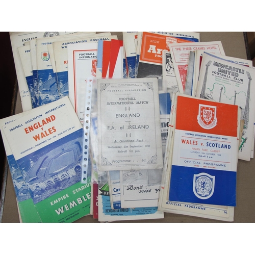 755 - 1950's Programmes - England, Grimsby, Newcastle, etc. 1949 England v. Ireland at Goodison (poor), En... 