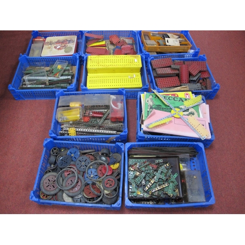 330A - Contents of a Meccano Modellers Workshop, to include a large collection of parts, pulley wheels, too... 