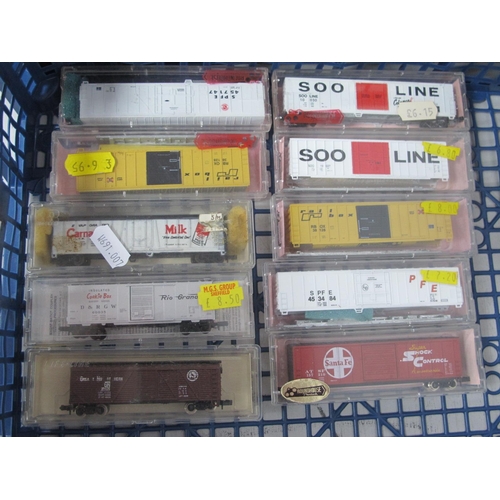 399 - Ten 'N' Gauge Cased U.S.A Outline Box Vans, Santa Fe and own name liveries, by Atlas, Micro Trains, ... 