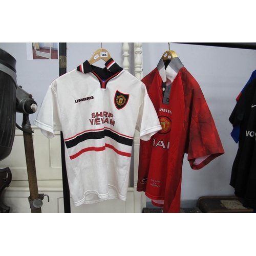 1474 - Manchester United Umbro Shirts, Red Sharpe Home & White Sharp Viewcam away. (2).