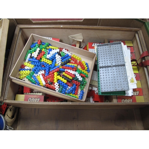 320 - An Interesting Collection of Lego System Components Plastics Meccano, together with a tinplate and p... 