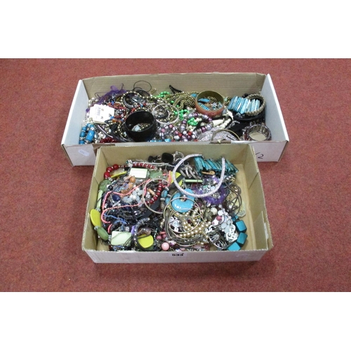 533 - A Mixed Lot of Assorted Costume Jewellery :- Two Trays