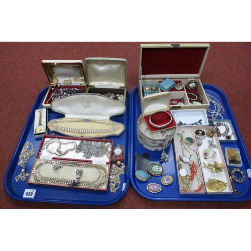 538 - A Mixed Lot of Assorted Costume Jewellery, including brooches, bead necklaces, imitation pearls, jew... 