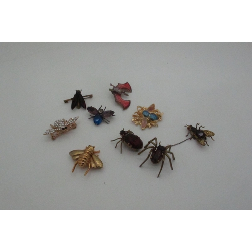 630 - A Small Collection of Vintage and Later Inset Brooches, including Kirks Folly, novelty bat brooch et... 