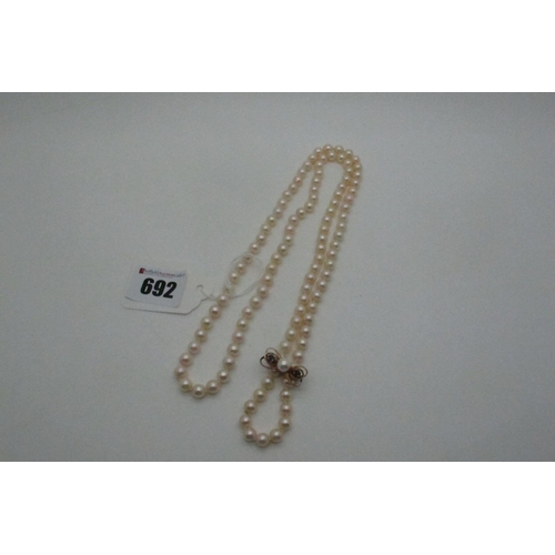 692 - A Single Strand Pearl Bead Necklace, with 