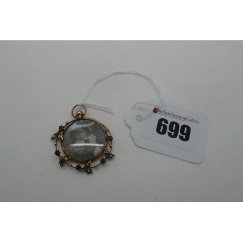 699 - A Decorative Chester Hallmarked 9ct Gold Edwardian Circular Locket Pendant, with glazed front and ve... 